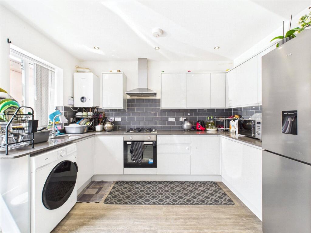 4 bed Mid Terraced House for rent in Bristol. From CJ Hole - Southville