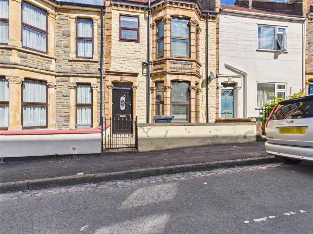 5 bed Mid Terraced House for rent in Bristol. From CJ Hole - Southville