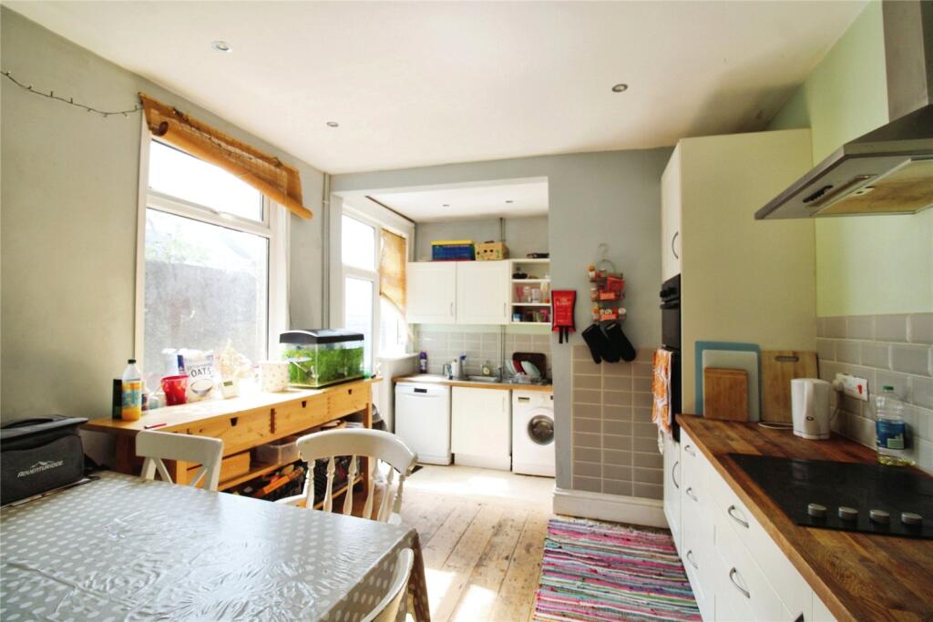 5 bed Mid Terraced House for rent in Bristol. From CJ Hole - Southville 5 bed Mid Terraced House for rent in Bristol. From CJ Hole - Southville
