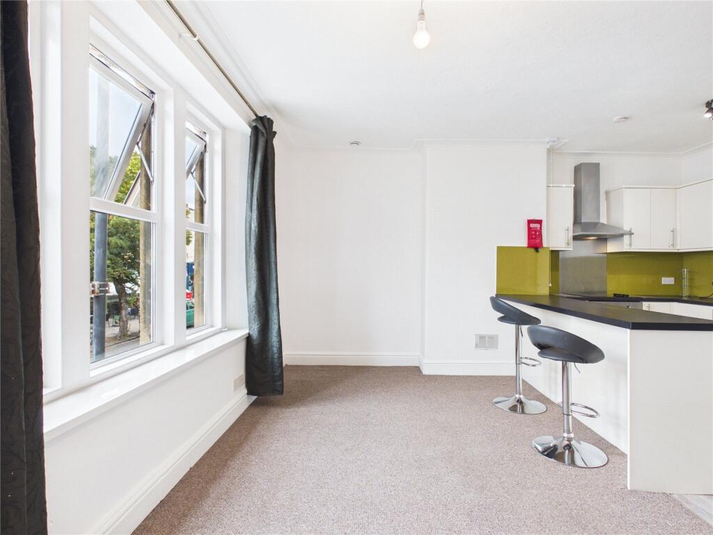 5 bed Mid Terraced House for rent in Bristol. From CJ Hole - Southville
