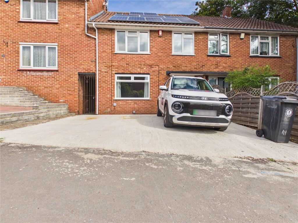 4 bed Mid Terraced House for rent in Whiteway. From CJ Hole - Southville