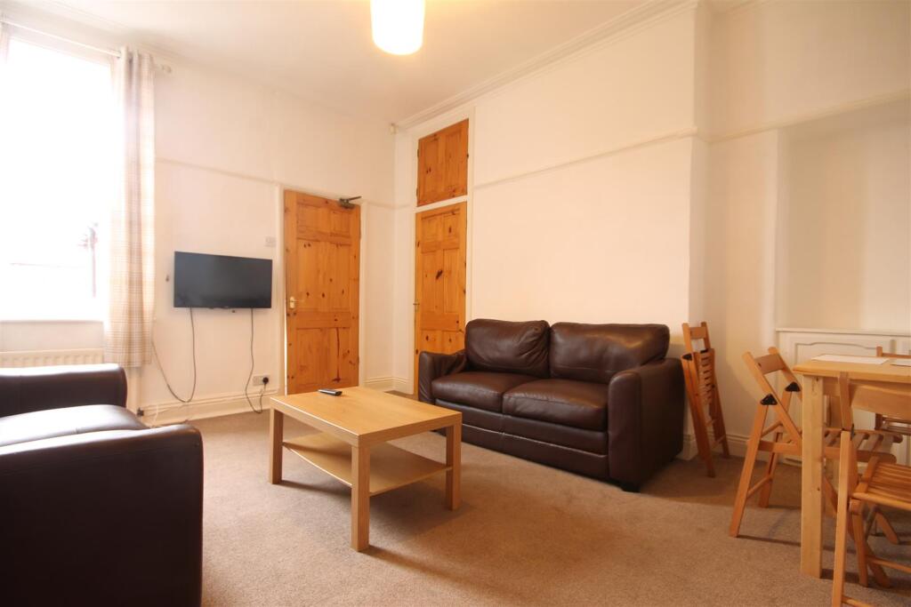 3 bed 1st Floor Flat for rent in Newcastle upon Tyne. From Walton Robinson Property Consultants Ltd