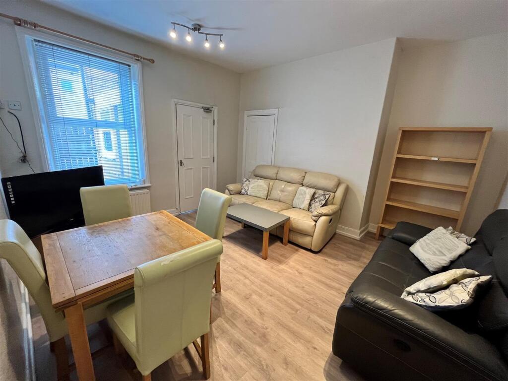 5 bed Mid Terraced House for rent in Newcastle upon Tyne. From Walton Robinson Property Consultants Ltd