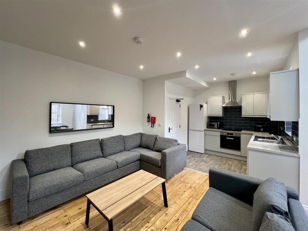 6 bed Mid Terraced House for rent in Newcastle upon Tyne. From Walton Robinson Property Consultants Ltd