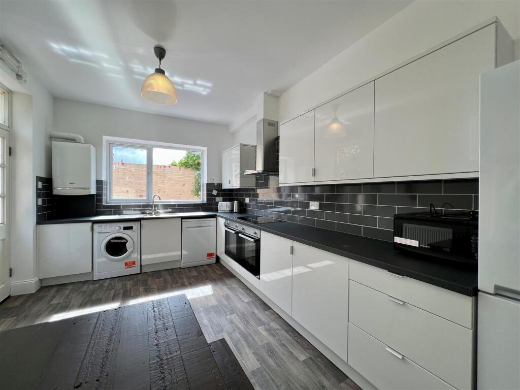 8 bed Mid Terraced House for rent in Newcastle upon Tyne. From Walton Robinson Property Consultants Ltd