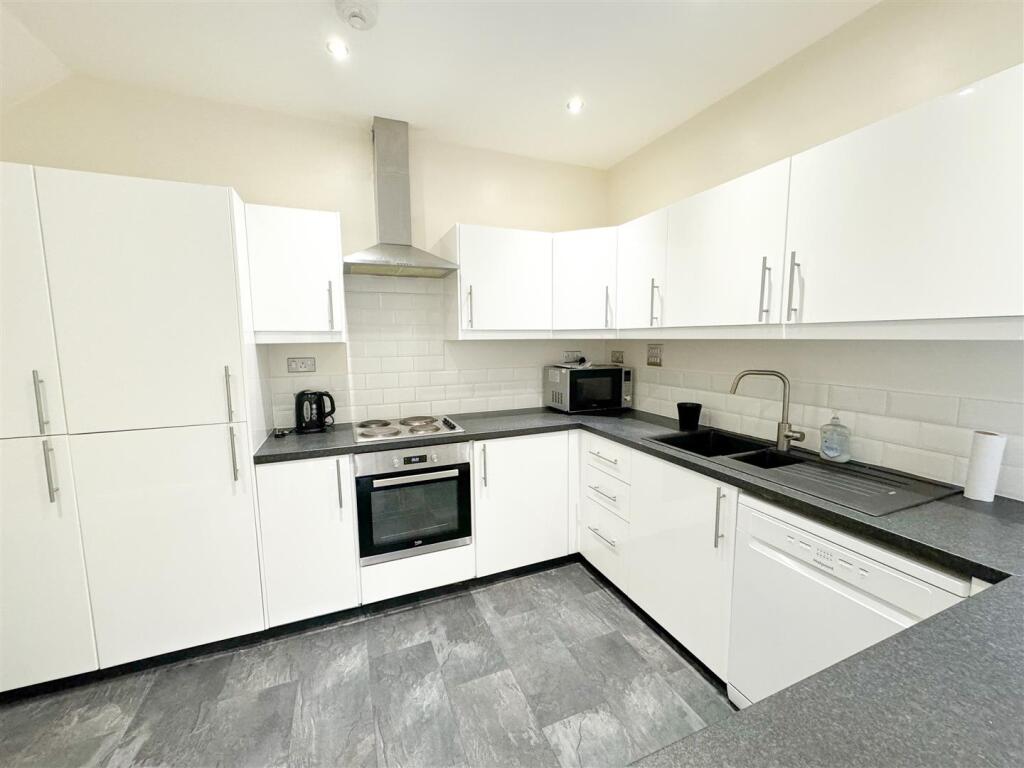 6 bed Mid Terraced House for rent in Newcastle upon Tyne. From Walton Robinson Property Consultants Ltd