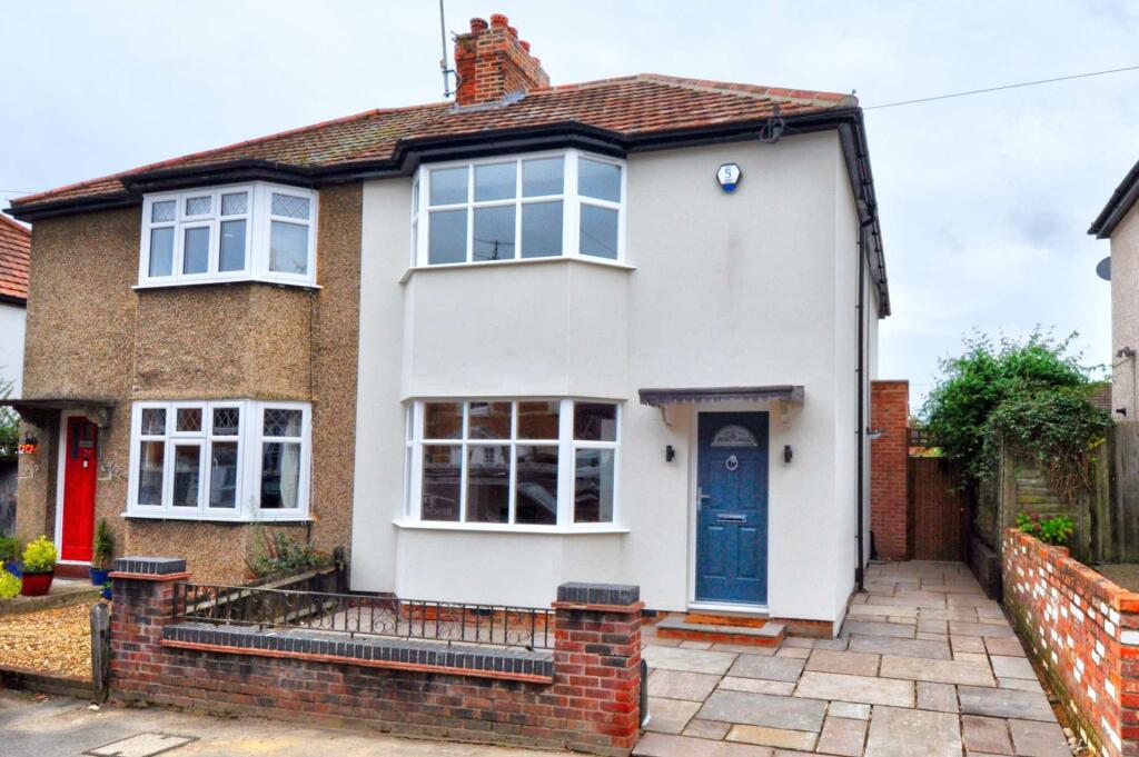 3 bed Semi-Detached House for rent in Harpsden. From Peers and Hilton
