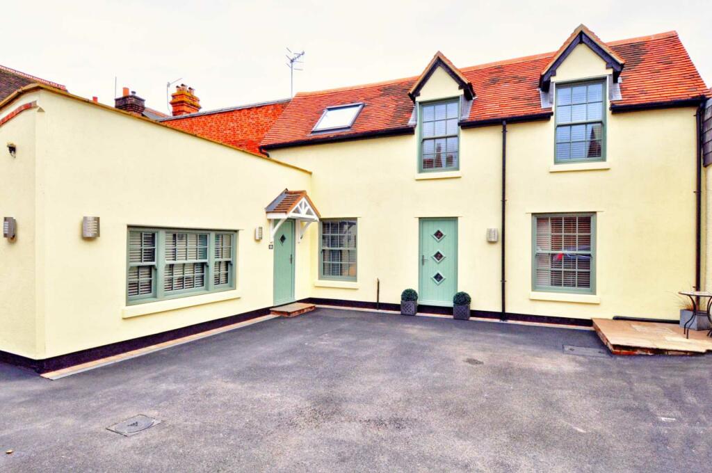 3 bed Semi-Detached House for rent in Henley-on-Thames. From Peers and Hilton