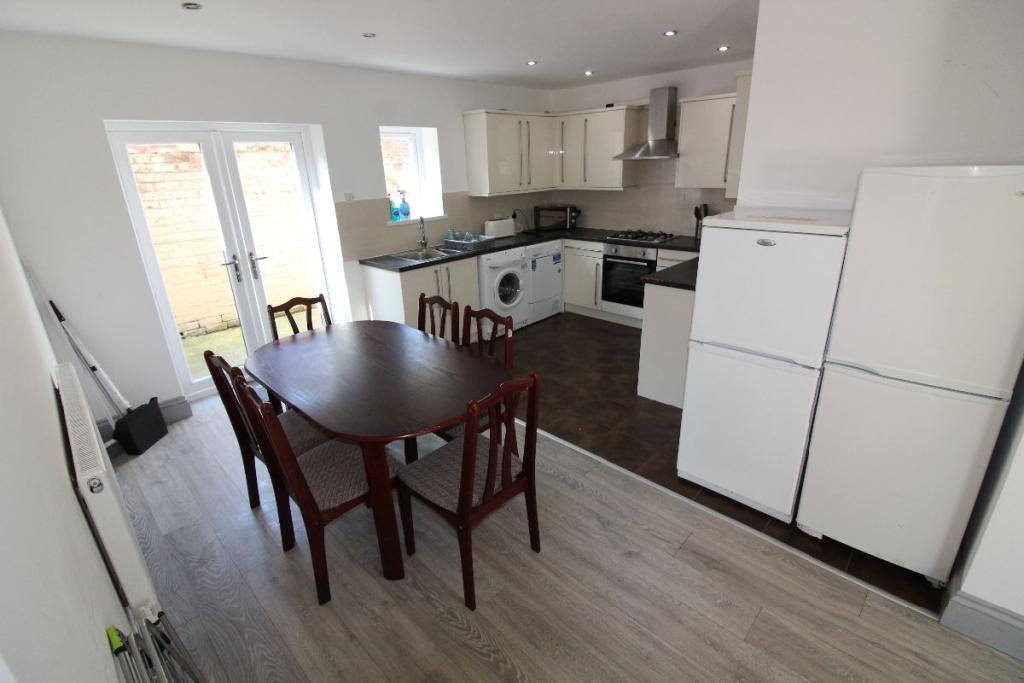 6 bed Mid Terraced House for rent in Preston. From North West Homes - Preston