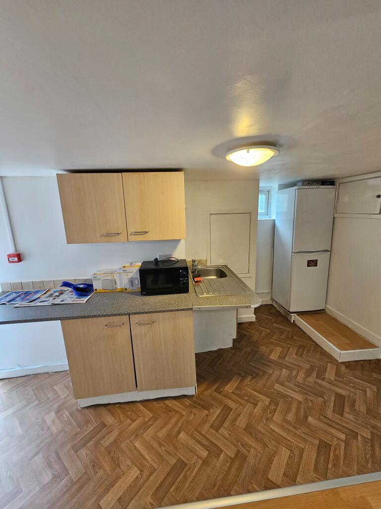 4 bed Studio for rent in Leeds. From Barford Property - Bradford 4 bed Studio for rent in Leeds. From Barford Property - Bradford