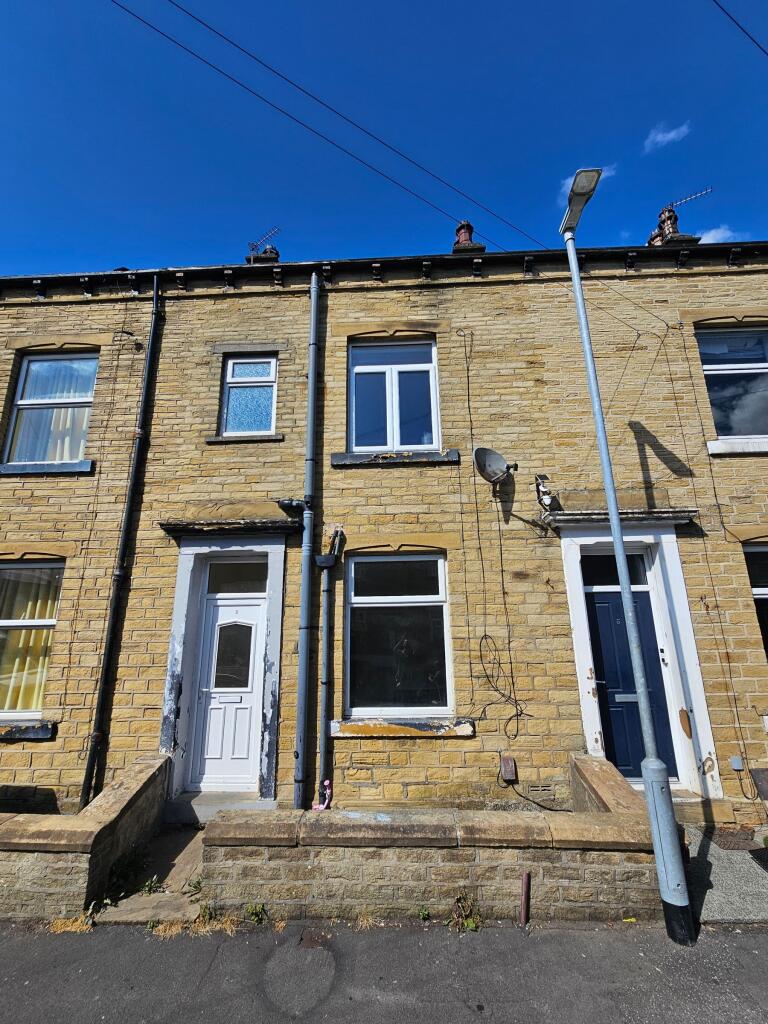 3 bed Mid Terraced House for rent in Halifax. From Barford Property - Bradford 3 bed Mid Terraced House for rent in Halifax. From Barford Property - Bradford