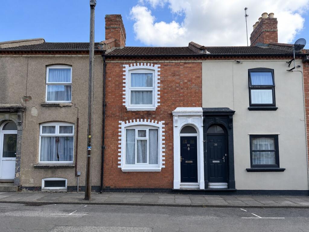 3 bed Mid Terraced House for rent in Northampton. From Edward Knight Estate Agents - Northampton