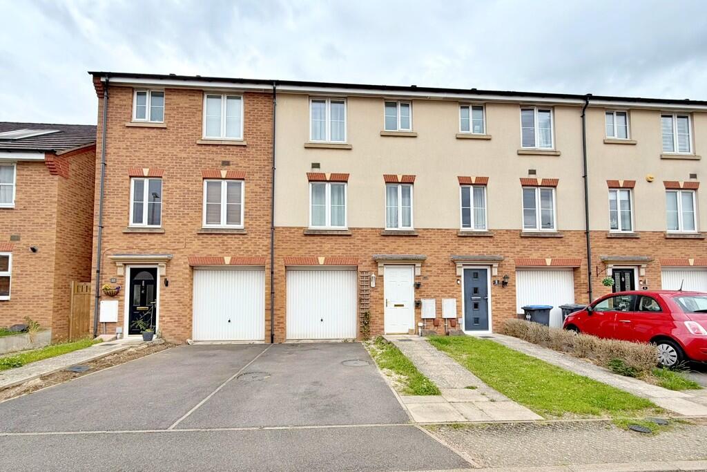 4 bed Mid Terraced House for rent in Rugby. From Edward Knight Estate Agents - Rugby