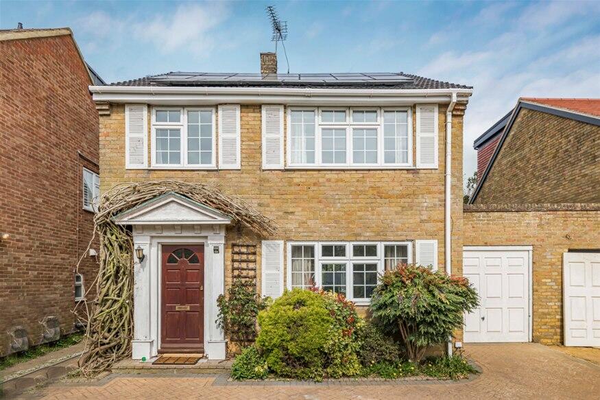 3 bed Detached for rent in Harpenden. From Allsopp Estate Agents - Harpenden