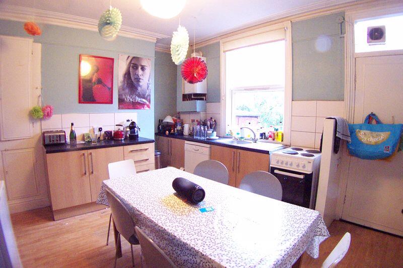 1 bed Mid Terraced House for rent in Leeds. From Castlehill - Headingley 1 bed Mid Terraced House for rent in Leeds. From Castlehill - Headingley