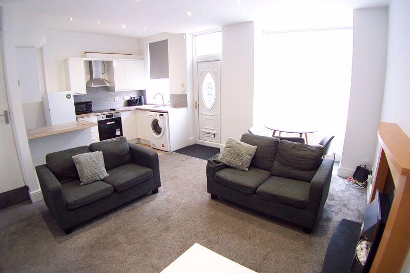 3 bed Mid Terraced House for rent in Leeds. From Castlehill - Headingley 3 bed Mid Terraced House for rent in Leeds. From Castlehill - Headingley