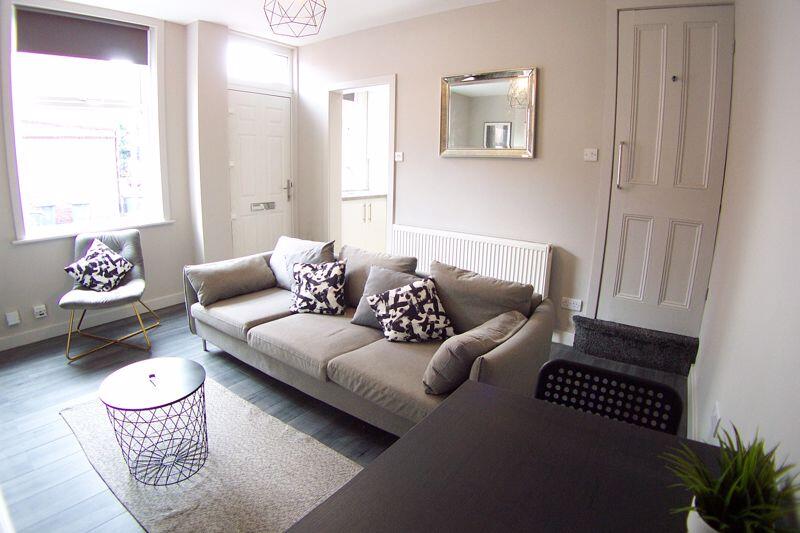 2 bed Mid Terraced House for rent in Leeds. From Castlehill - Headingley