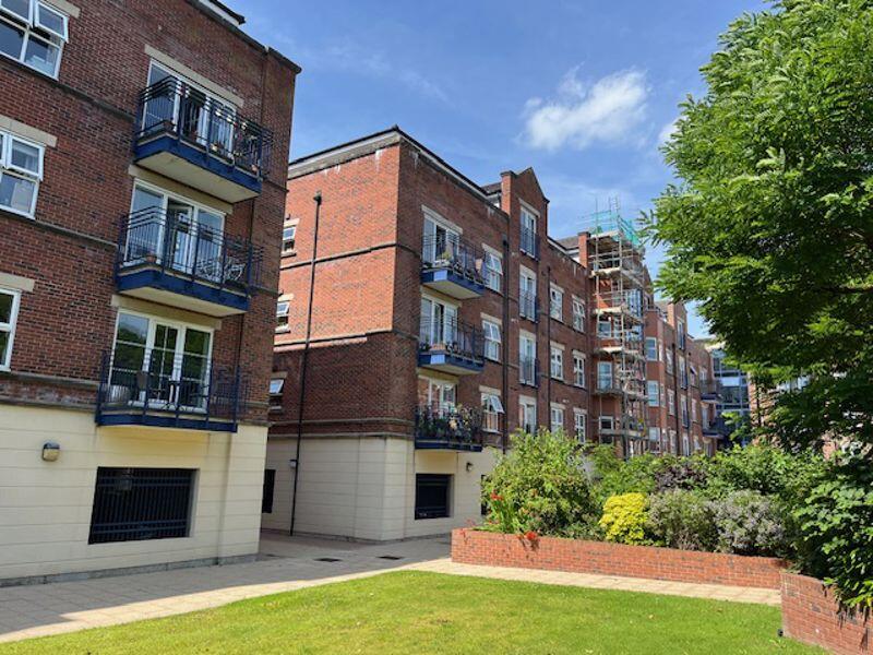 3 bed 1st Floor Flat for rent in Bramhope. From Castlehill - Headingley