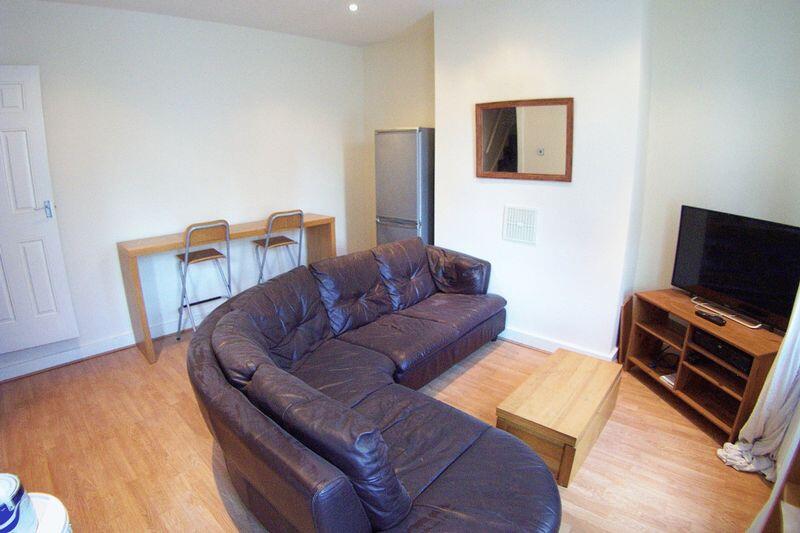 3 bed Mid Terraced House for rent in Leeds. From Castlehill - Headingley 3 bed Mid Terraced House for rent in Leeds. From Castlehill - Headingley