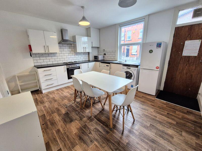 4 bed Mid Terraced House for rent in Leeds. From Castlehill - Headingley