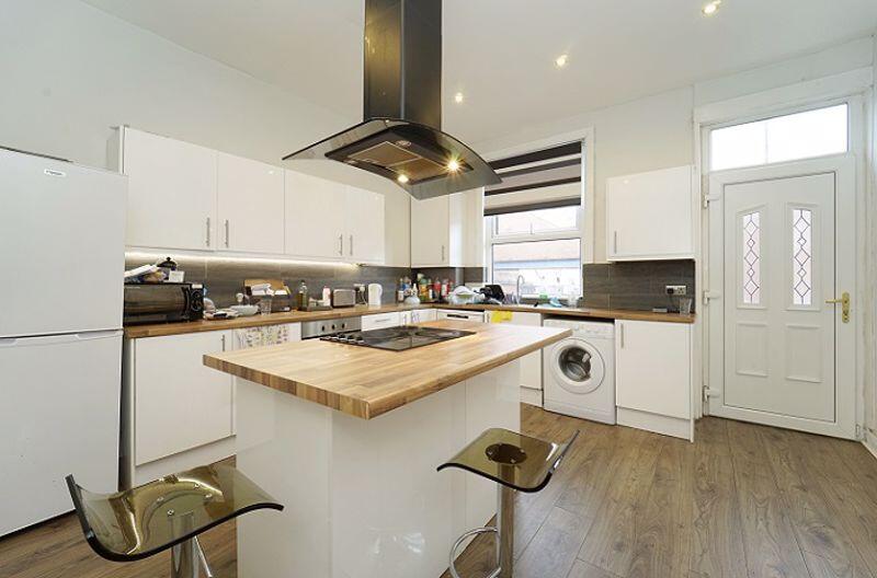 4 bed Mid Terraced House for rent in Leeds. From Castlehill - Headingley