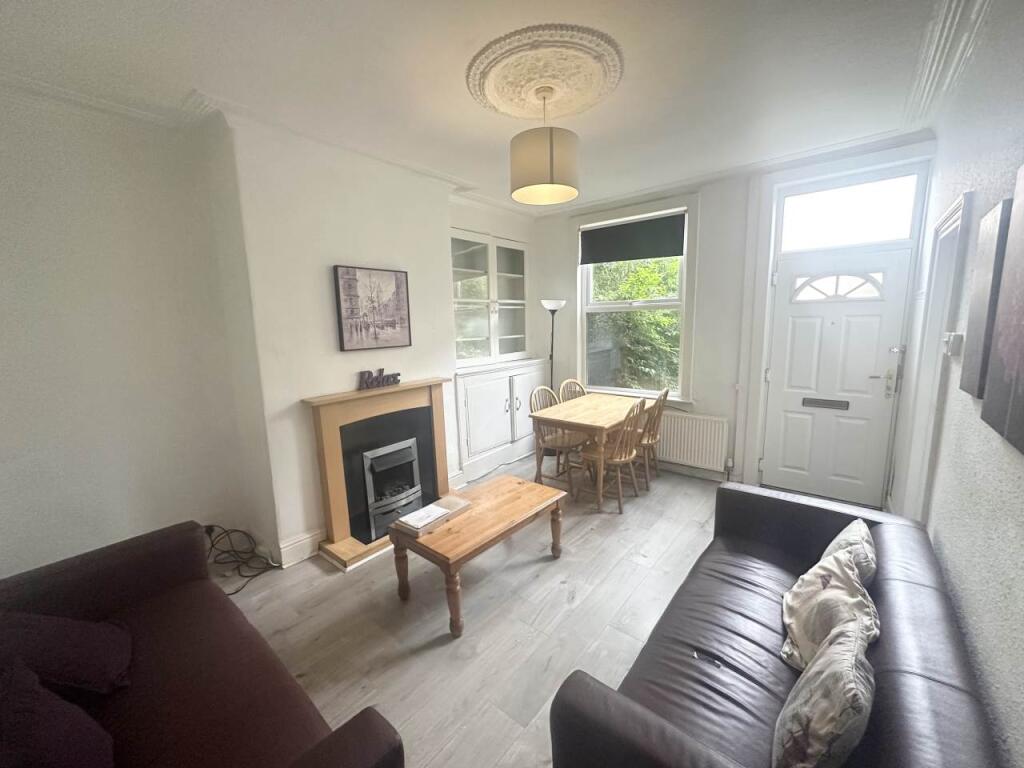 4 bed Detached for rent in Leeds. From Lets Live Leeds - Leeds