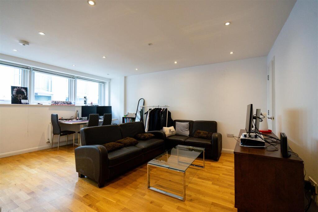 2 bed Apartment for rent in Camden Town. From McHugh & Co - London