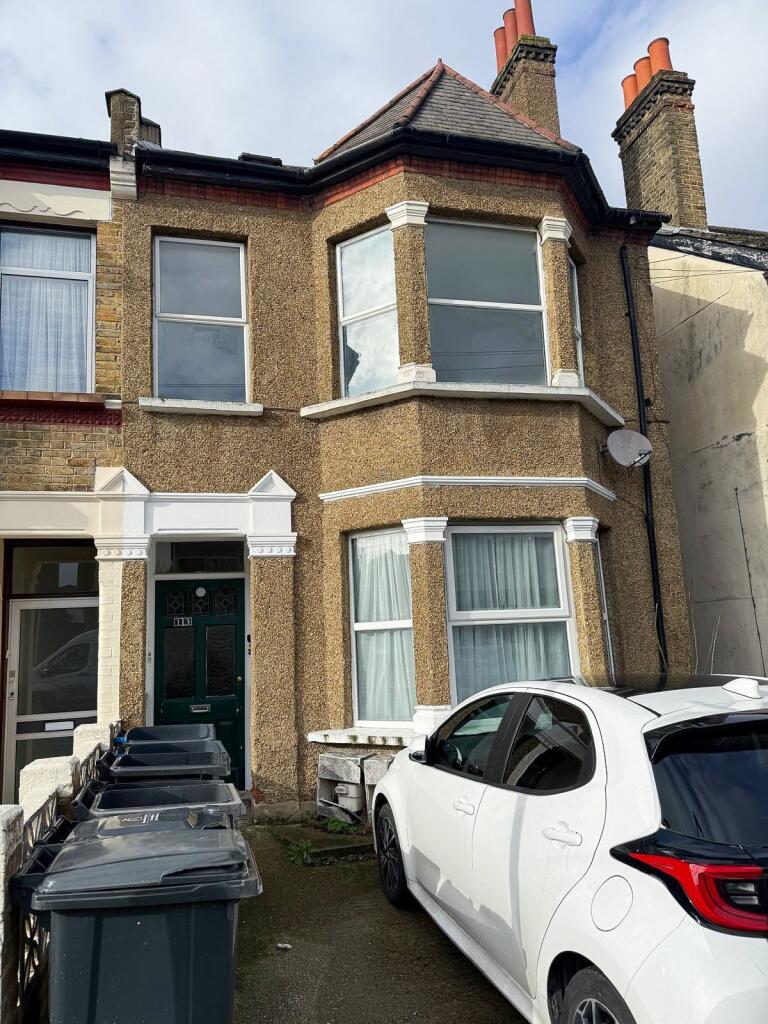 3 bed 1st Floor Flat for rent in London. From Waterfronts