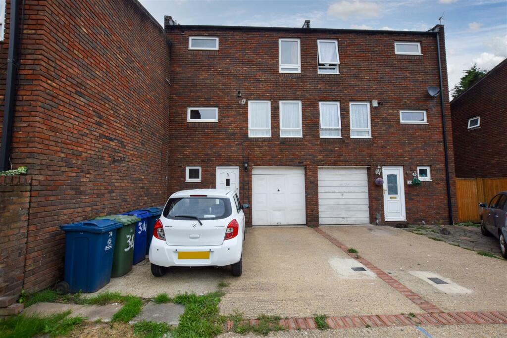 6 bed Town House for rent in Stanmore. From Daniels Estate Agents - Sudbury / Wembley