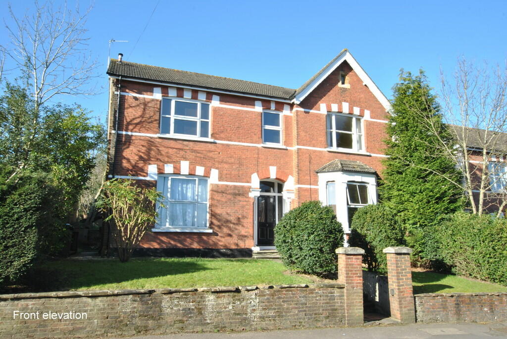 1 bed Flat for rent in Redhill. From Lewis White Estate Agents - Reigate