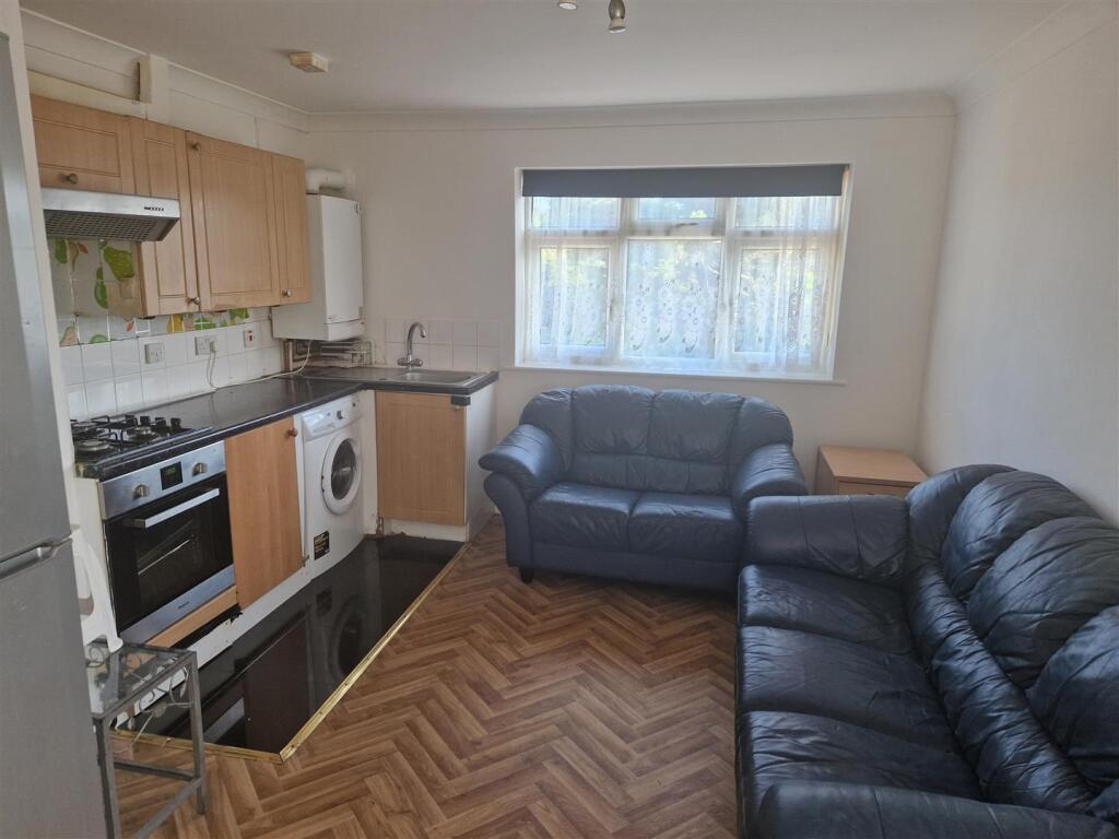 2 bed Annexe for rent in Hayes. From Parkfields Estates - Southfield