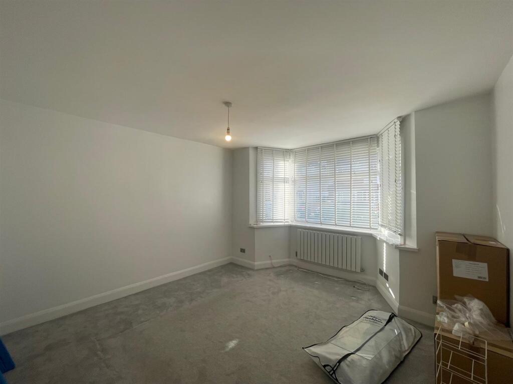 3 bed Detached for rent in Southall. From Parkfields Estates - Southfield