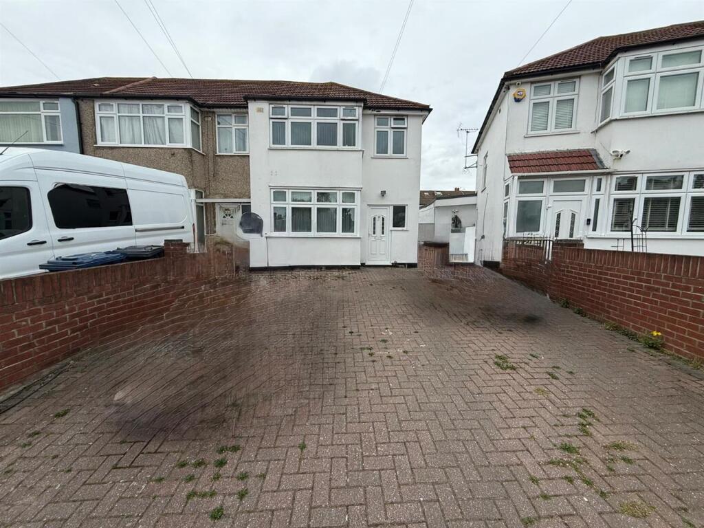 4 bed Detached for rent in Southall. From Parkfields Estates - Southfield