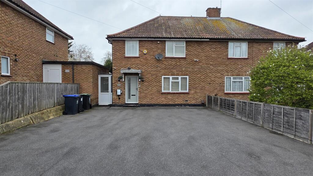 3 bed Detached for rent in Higher Denham. From Parkfields Estates - Southfield
