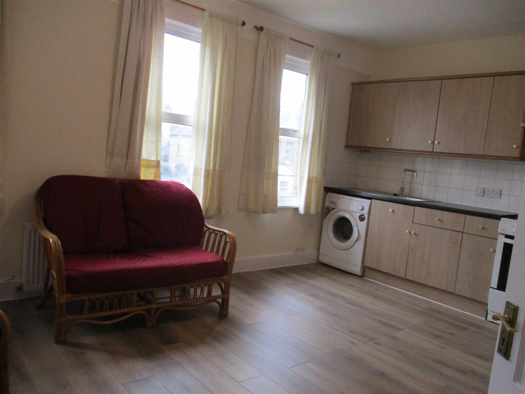 3 bed 1st Floor Flat for rent in Hounslow. From Parkfields Estates - Southfield