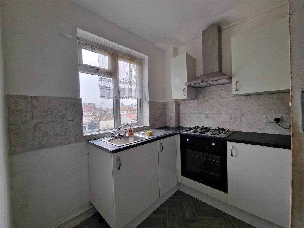 2 bed 1st Floor Flat for rent in Southall. From Parkfields Estates - Southfield