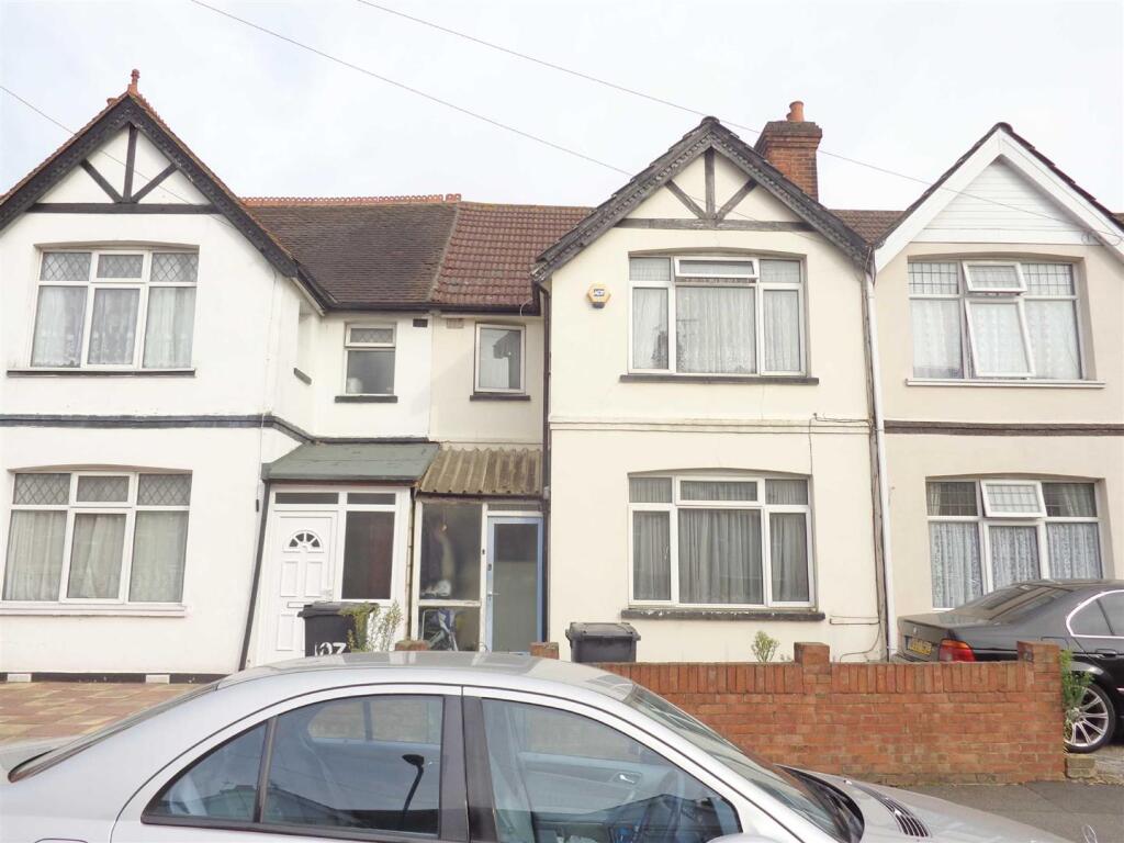 3 bed Mid Terraced House for rent in Southall. From Parkfields Estates - Southfield 3 bed Mid Terraced House for rent in Southall. From Parkfields Estates - Southfield
