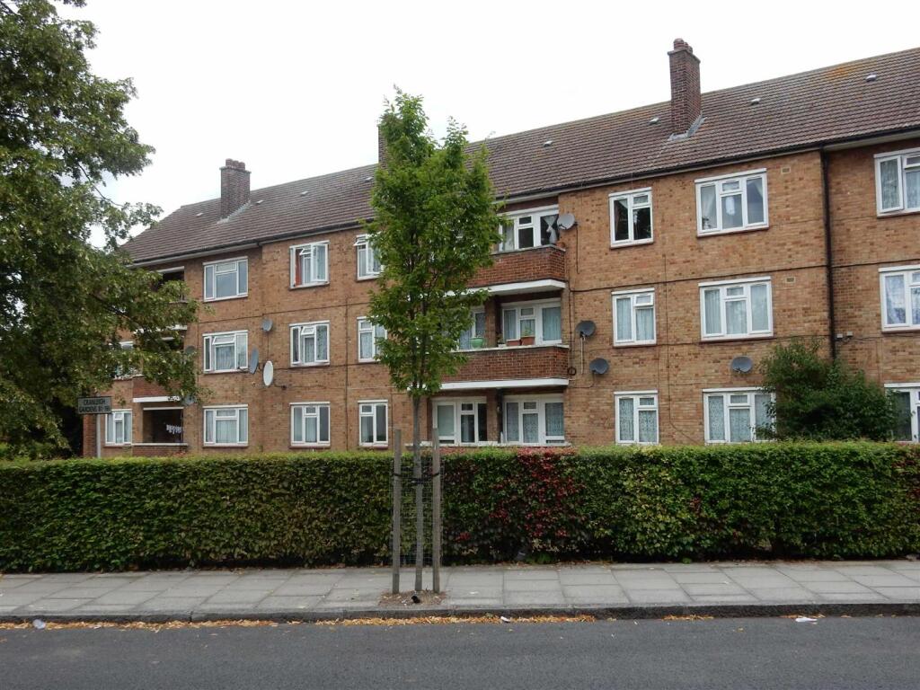 2 bed Apartment for rent in Southall. From Parkfields Estates - Southfield