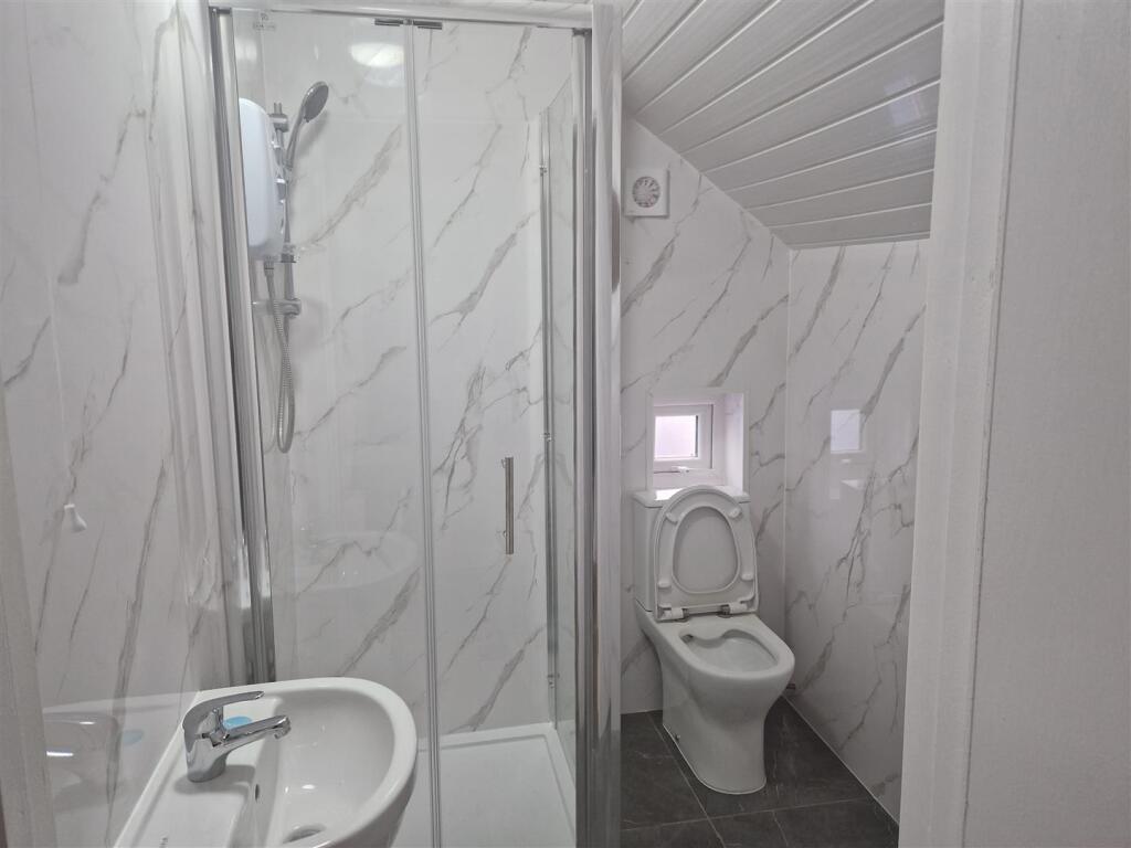 2 bed Detached for rent in Southall. From Parkfields Estates - Southfield