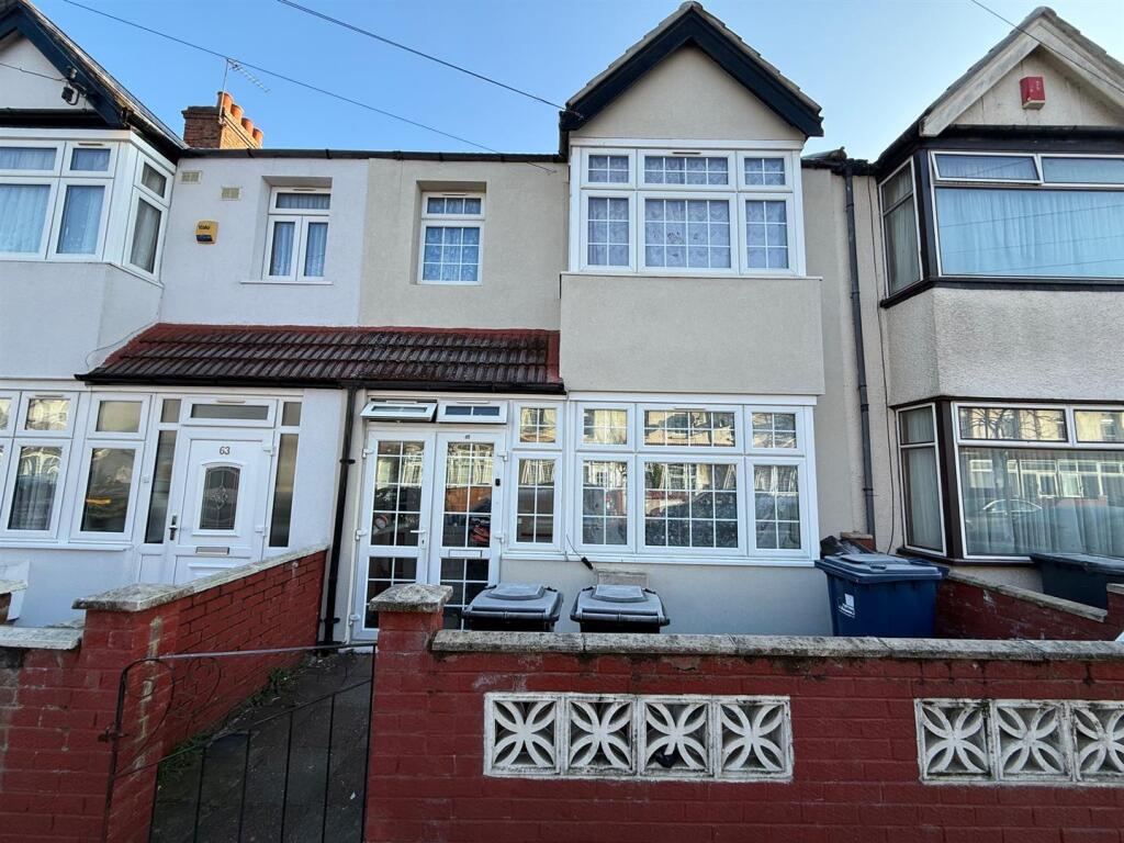 5 bed Mid Terraced House for rent in Southall. From Parkfields Estates - Southfield 5 bed Mid Terraced House for rent in Southall. From Parkfields Estates - Southfield