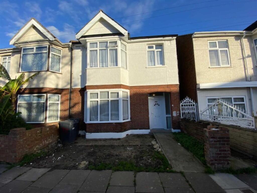 3 bed End of Terrace for rent in Southall. From Parkfields Estates - Southfield
