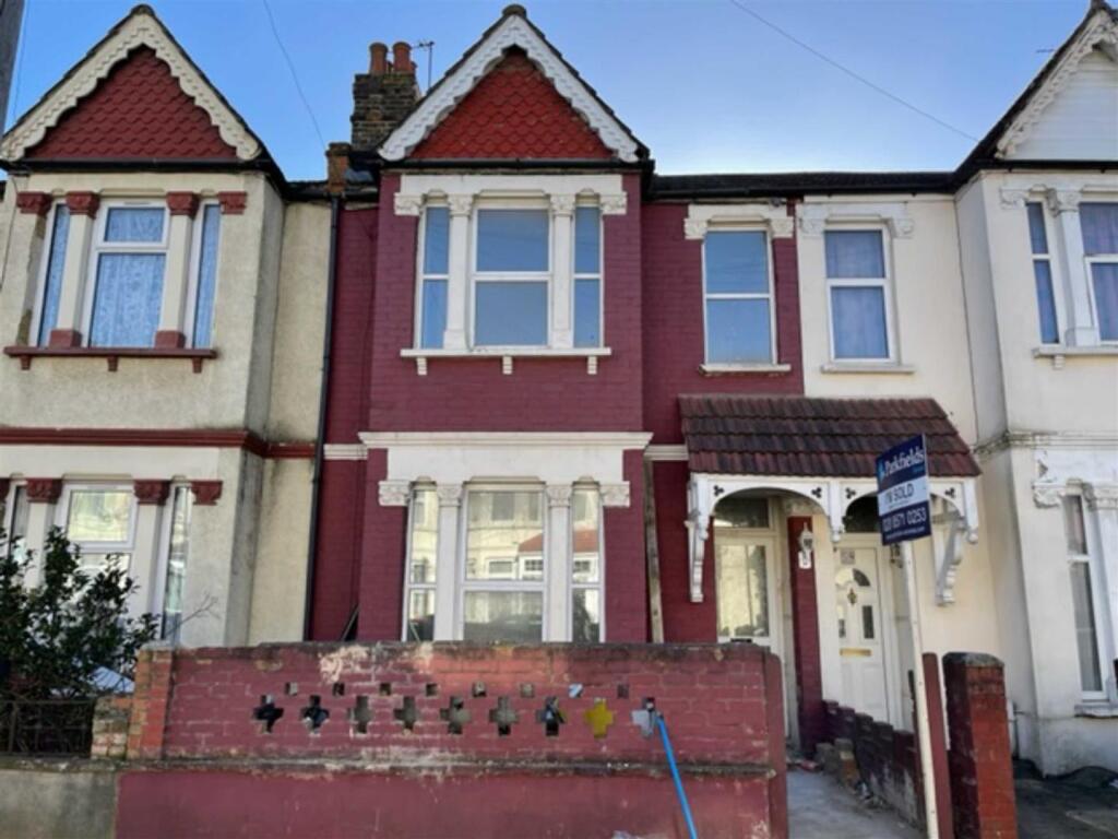 3 bed Mid Terraced House for rent in Southall. From Parkfields Estates - Southfield