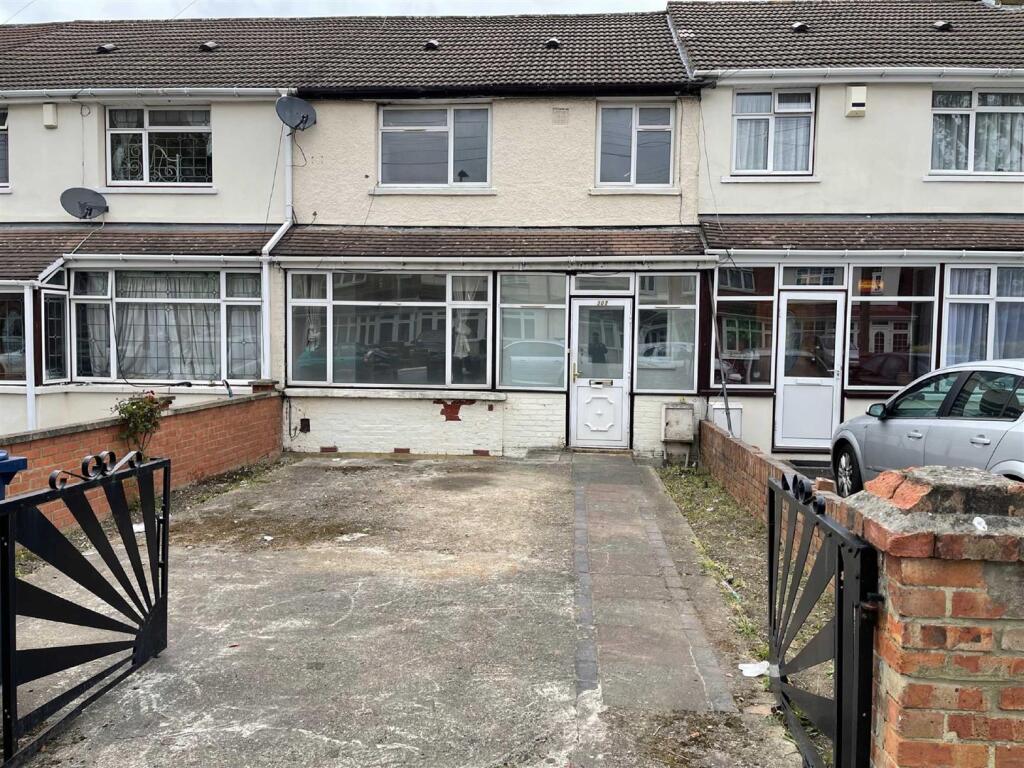 3 bed Mid Terraced House for rent in Southall. From Parkfields Estates - Southfield