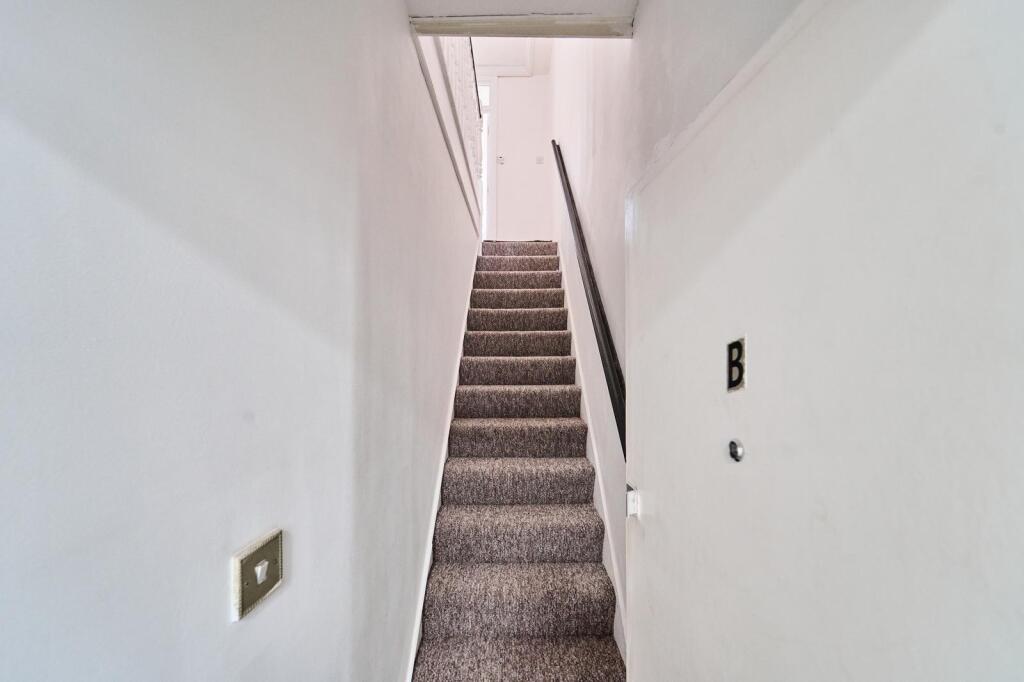 3 bed 1st Floor Flat for rent in Southall. From Parkfields Estates - Southfield