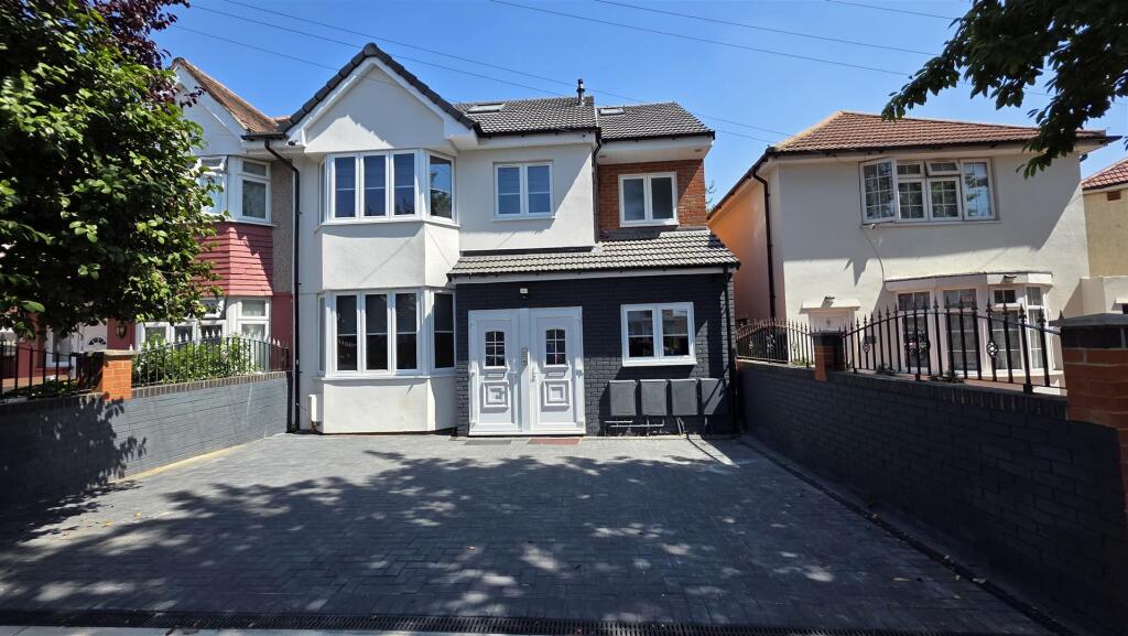 4 bed 1st Floor Flat for rent in Southall. From Parkfields Estates - Southfield 4 bed 1st Floor Flat for rent in Southall. From Parkfields Estates - Southfield