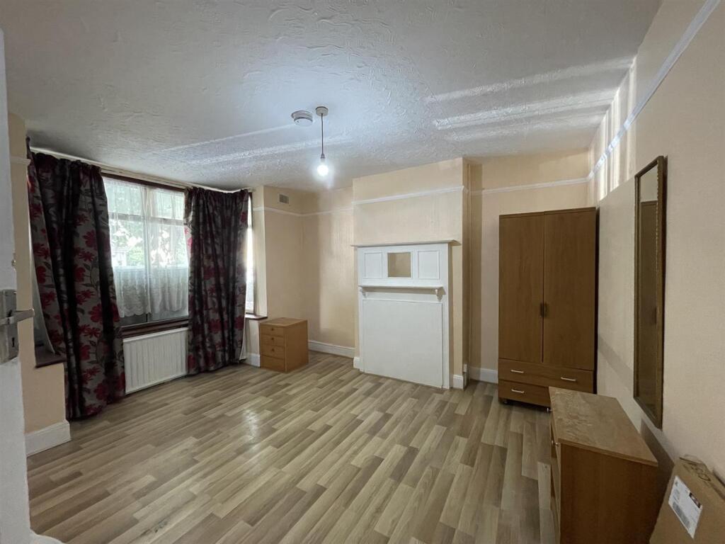 4 bed Detached for rent in Southall. From Parkfields Estates - Southfield 4 bed Detached for rent in Southall. From Parkfields Estates - Southfield