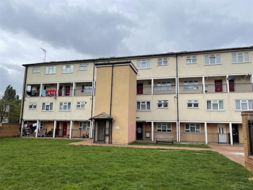 3 bed Apartment for rent in Southall. From Parkfields Estates - Southfield
