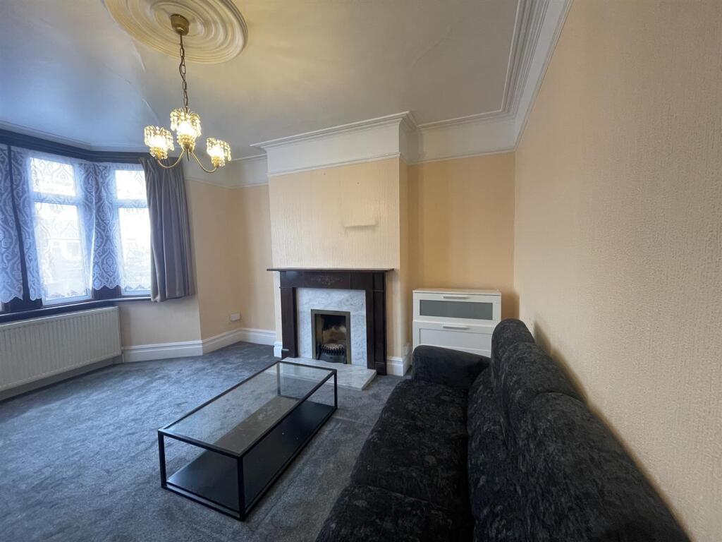 4 bed End of Terrace for rent in Southall. From Parkfields Estates - Southfield