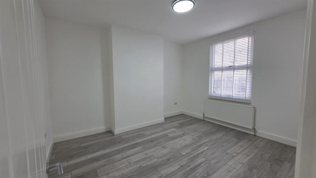 4 bed Detached for rent in Southall. From Parkfields Estates - Southfield