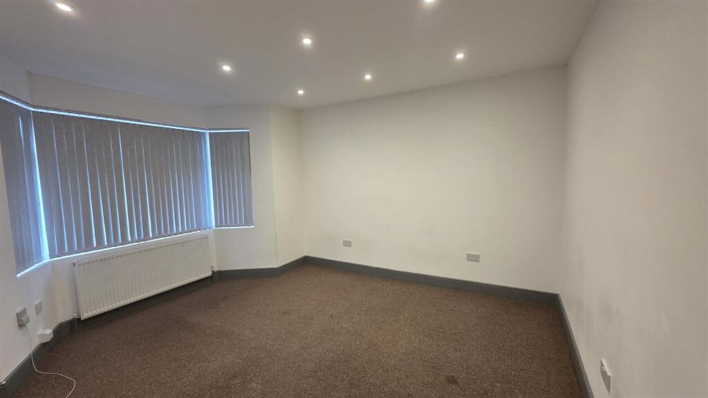 3 bed Detached for rent in Southall. From Parkfields Estates - Southfield